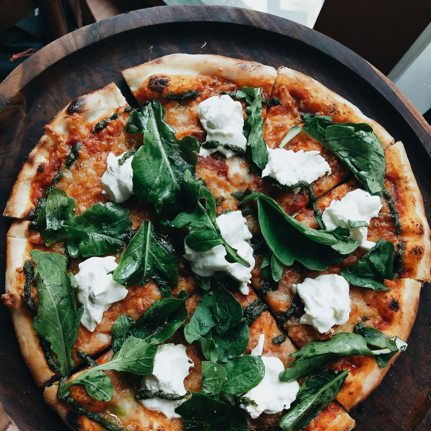 Distributeur de pizza sur la place de notre village